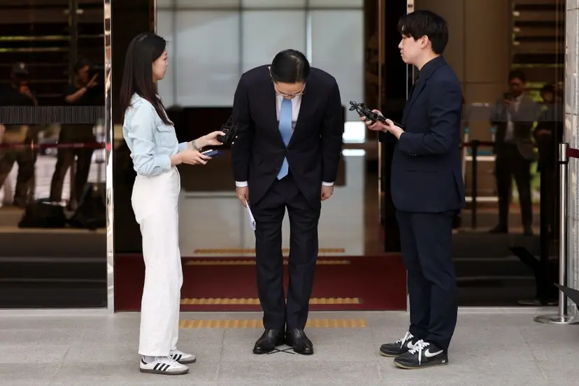 이재용 삼성전자 회장이 일본 출장에서 급거 귀국한 16일 서울 김포비즈니스항공센터(SGBAC)에서 고개를 숙이며 노조에 화합을 당부하는 발언을 하고 있다. 사진=연합뉴스