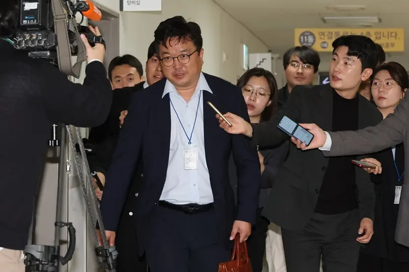 삼성전자 대표교섭위원인 김형로 부사장이 12일 세종시 정부세종청사 중앙노동위원회에서 열린 2차 사후조정회의에 참석하고 있다. 사진=연합뉴스