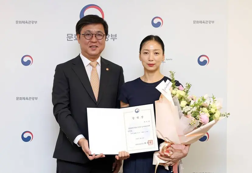 최휘영 문화체육관광부 장관이 19일 서울 종로구 국립현대미술관 서울관에서 차진엽 신임 국립현대무용단 단장 겸 예술감독(오른쪽)에게 임명장을 수여했다. 사진=문화체육관광부 제공