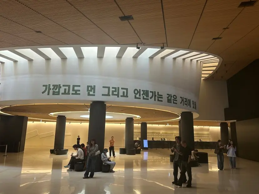어디선가 작품이 등장하는 리움미술관 로비. 사진=정수진 제공