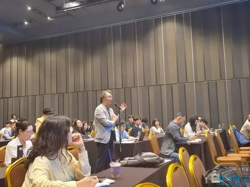 윤상선 연세대 의과대학 미생물학교실 교수가 신 그룹장의 발표 이후 질의하고 있다. 사진=최영찬 기자