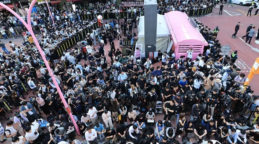 젠슨 황 엔비디아 최고경영자(CEO)와 최태원 SK회장, 구광모 LG회장, 이해진 네이버 의장과 삼겹살 회동이 열린 5일 오후 서울 홍대 거리가 인파로 가득하다. 사진=임준선 기자