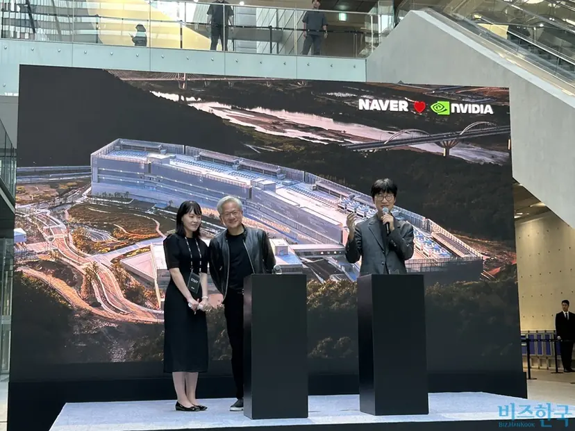 젠슨 황 엔비디아 CEO와 이해진 네이버 이사회 의장이 8일 네이버 1784에서 만나 프론티어 AI 모델, AI 클라우드·팩토리, 로보틱스를 축으로 한 전략적 협력 확대 방안을 공개했다. 이날 오후 경기 성남 네이버 사옥 1784를 방문한 젠슨 황 엔비디아 CEO와 이해진 네이버 의장이 양 사 협력 관련 미디어 브리핑을 하고 있다. 사진=강은경 기자