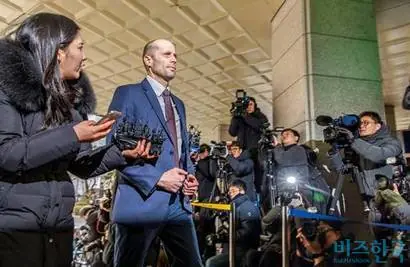 지난 1월 30일 개인정보 유출과 관련해 증거인멸 등 혐의로 고발된 해롤드 로저스 쿠팡 대표가 피의자 조사를 받기 위해 서울경찰청으로 출석하고 있다. 사진=최준필 기자