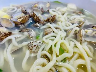 바지락을 수북이 담아 끓여낸 칼국수는 깔끔하고 담백한 맛이 일품. 이십여 년 동안 역사의 응어리를 풀어낸 작가가 단골로 삼을 만하다. 사진=필자 제공