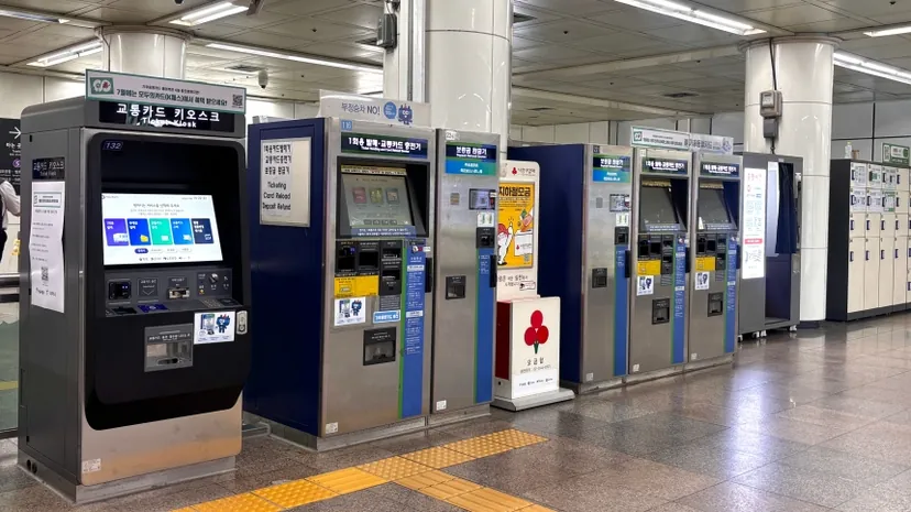 “說好的K-地鐵很方便呢……”外國遊客在交通卡售票機前“手忙腳亂”