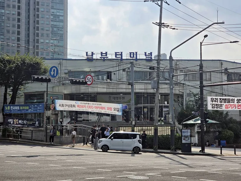 [현장] “시외버스 줄고 상가는 문 닫고” 서울남부터미널에 무슨 일이…